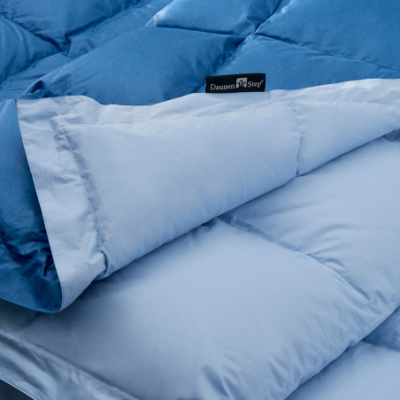 Couette en plumes bicolore pour lit une place et demie DaunenStep Orizzonte couleur bleu clair/bleu CLASSIC WINTER