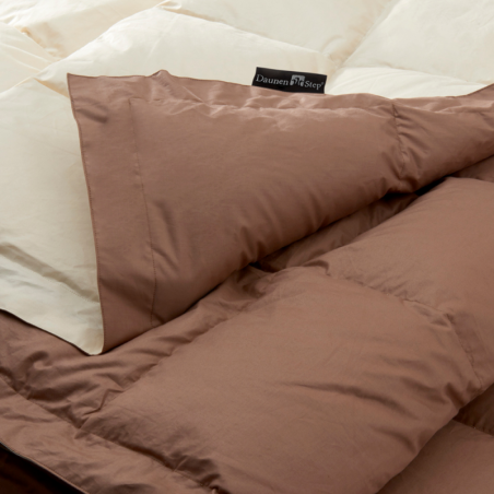 Couvre-lit en plumes bicolore pour lit une place et demie DaunenStep Nocciolato – CLASSIC WINTER