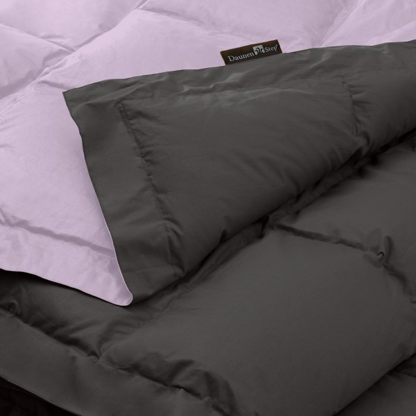 Bettdecke aus Daunen in Bicolor für Doppelbett von DaunenStep Duna Sakura in G Rosa/Schwarz CLASSIC WINTER