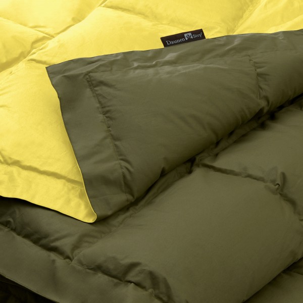 Bettdecke aus Daunen in Bicolor für französisches Bett von DaunenStep Duna Kiwi in Gelb/Hellgrün CLASSIC WINTER