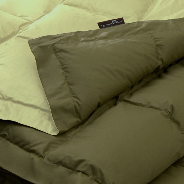 Bettdecke aus Daunen in Bicolor für Einzelbett von DaunenStep Duna Bosco incantato in Hellgrün/Dunkelgrün CLASSIC WINTER